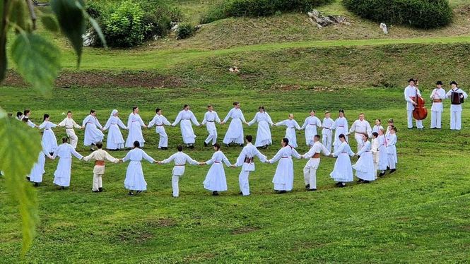 Detailbild Došel je, došel Zeleni Jure: 60 let festivala Jurjevanje v Beli krajini