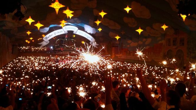 Detailbild Aus is! - Zapfenstreich auf der Wiesn 2024